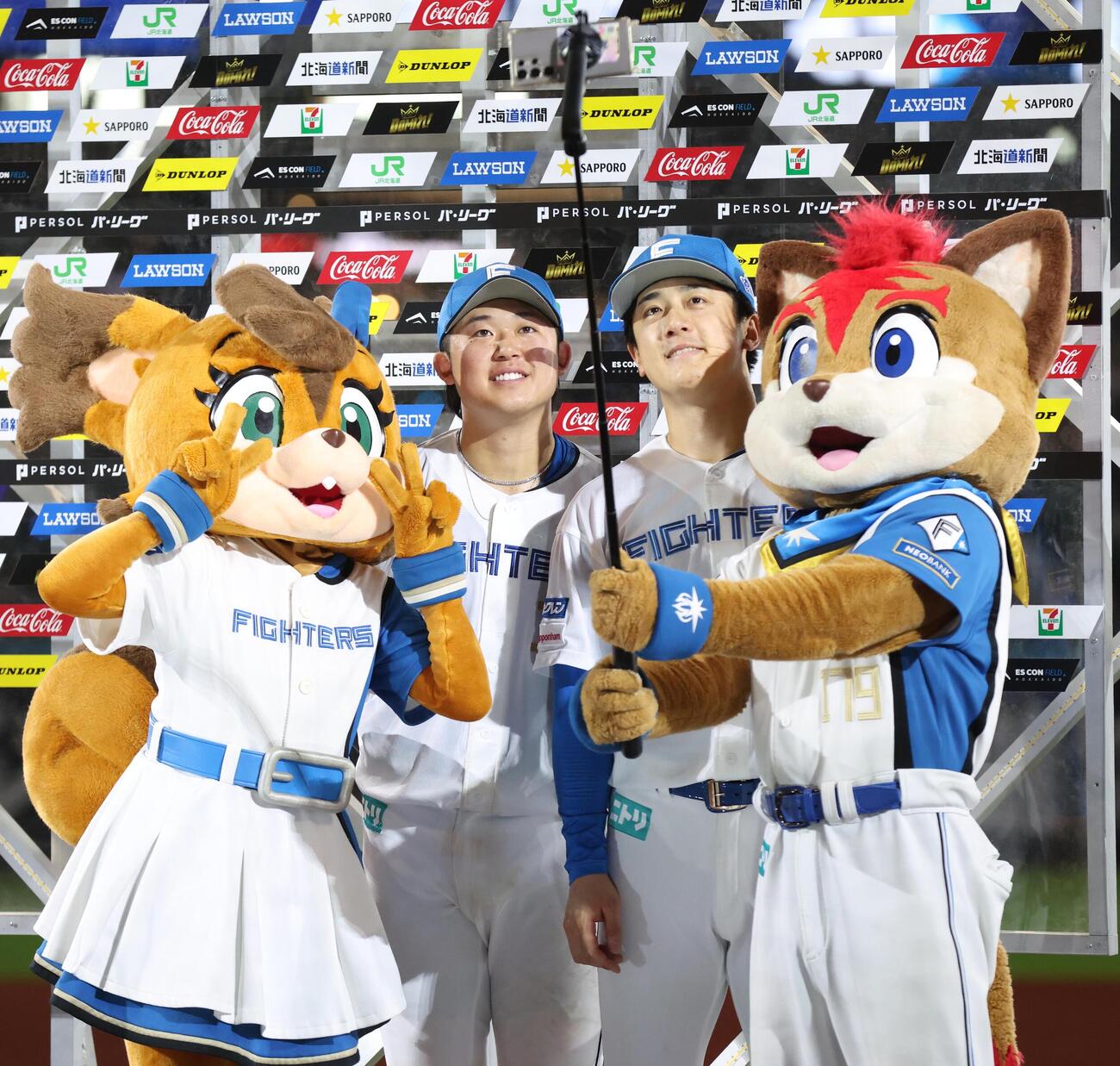 日本ハム対ロッテ　試合後、お立ち台で「自撮り」する日本ハム進藤勇也（左）と北山亘基（撮影・黒川智章）