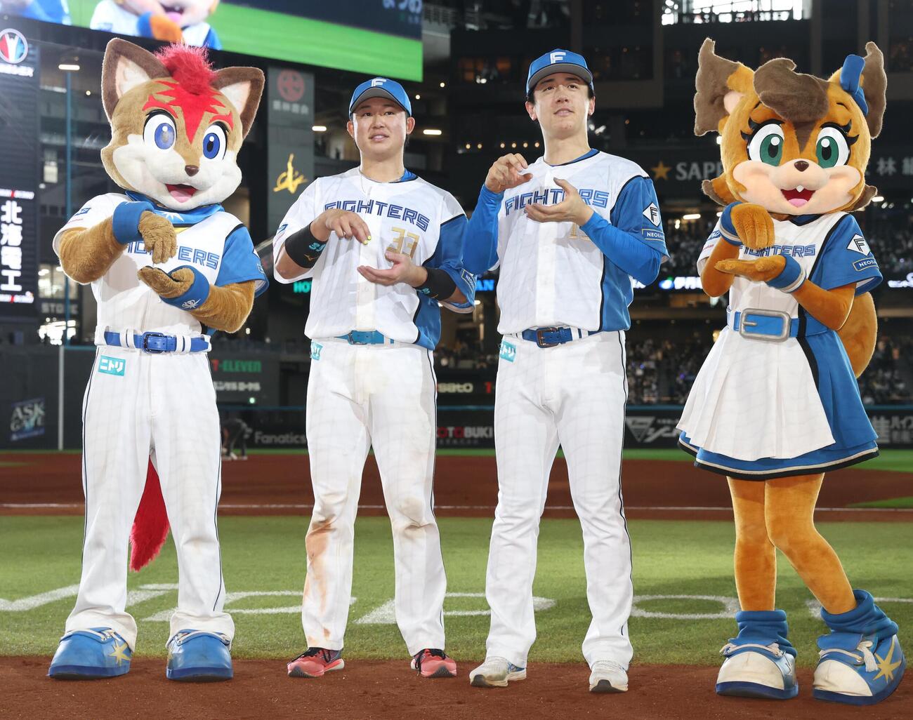 日本ハム対ロッテ　試合後、「お茶たて」ポーズする進藤勇也（左）と北山亘基（撮影・黒川智章）