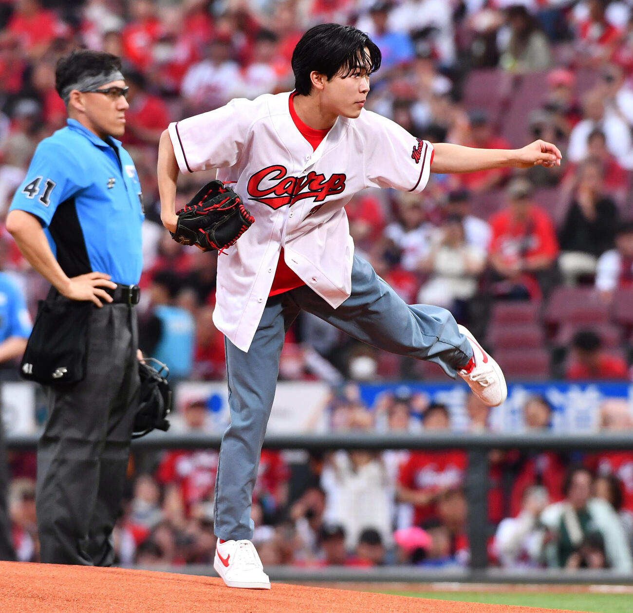 広島対巨人　始球式を務めた俳優の鈴木福（撮影・岩下翔太）