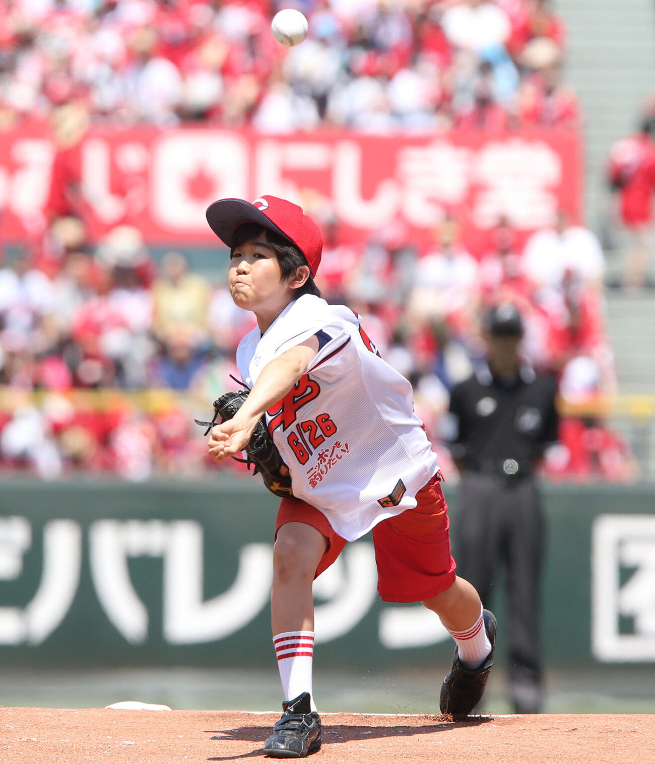 始球式で見事な投球を披露した鈴木福（16年6月18日撮影）