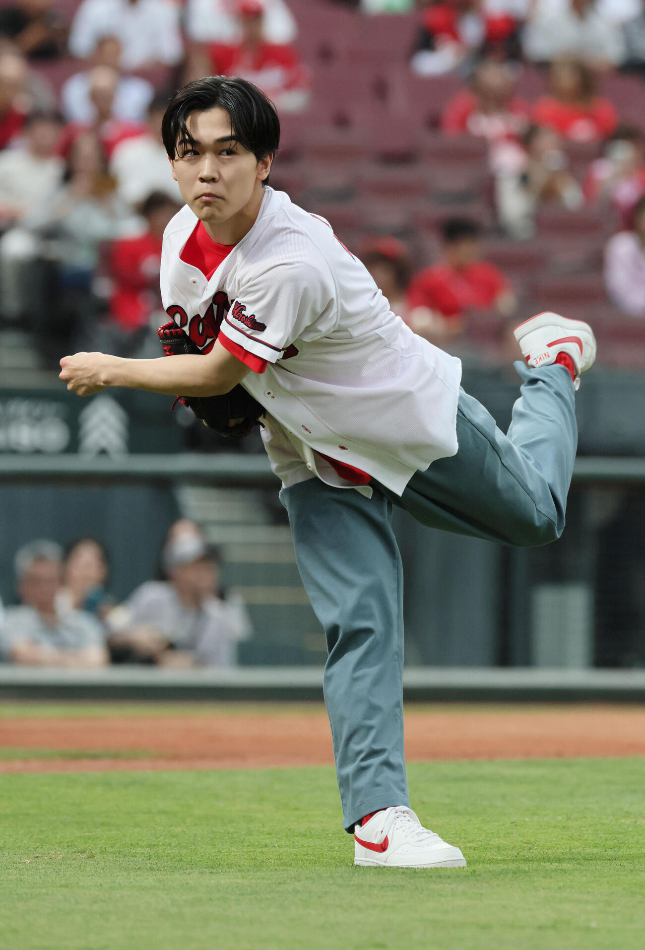 広島対巨人始球式の練習をする鈴木福（撮影・加藤孝規）