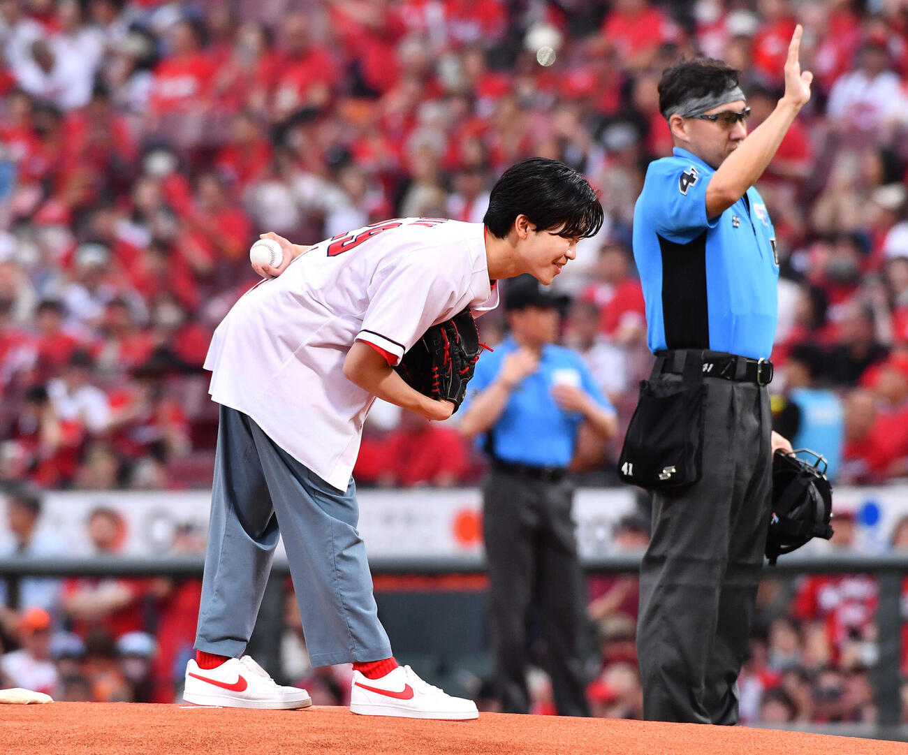 広島対巨人　始球式を務めた俳優の鈴木福（撮影・岩下翔太）