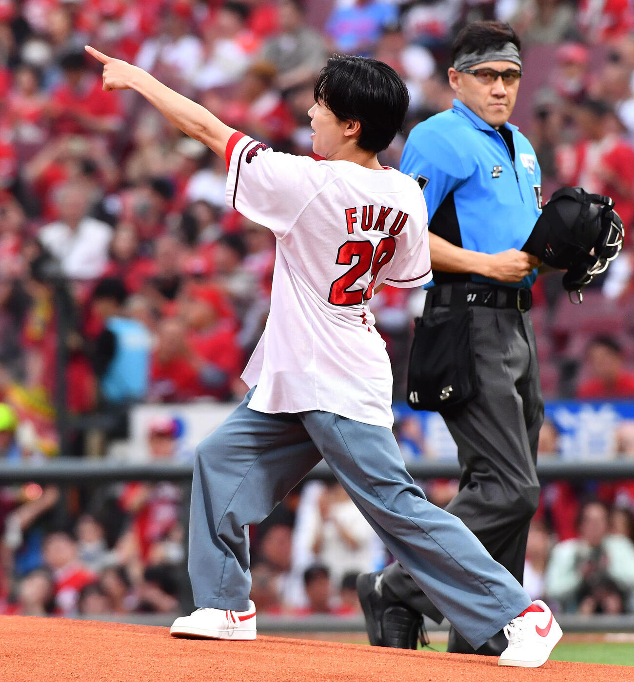 広島対巨人　始球式で投球し、バックスクリーンに表示された球速を指さす鈴木福（撮影・岩下翔太）
