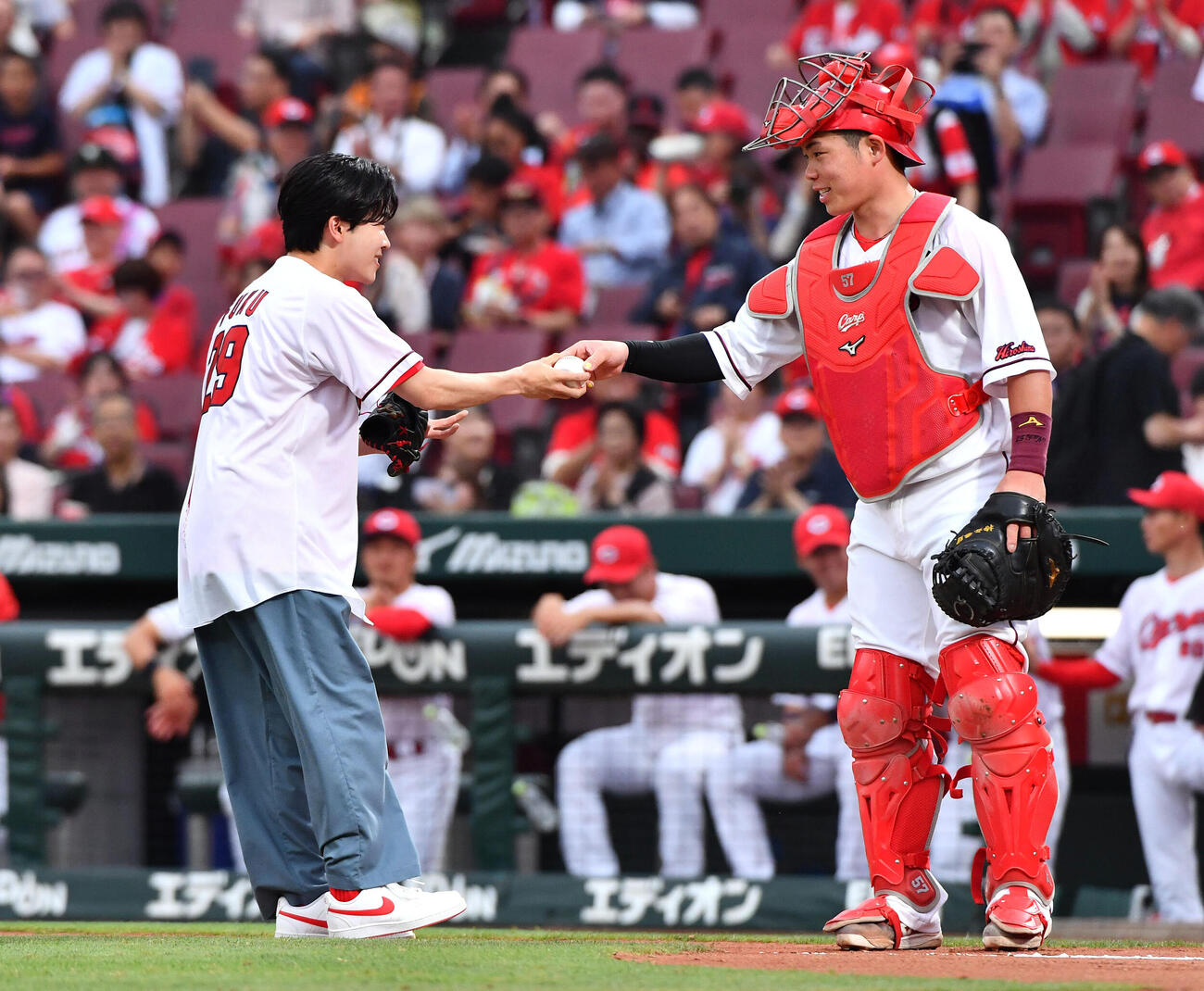 広島対巨人　始球式で投球し、持丸泰輝（右）からボールを受け取る俳優の鈴木福（撮影・岩下翔太）