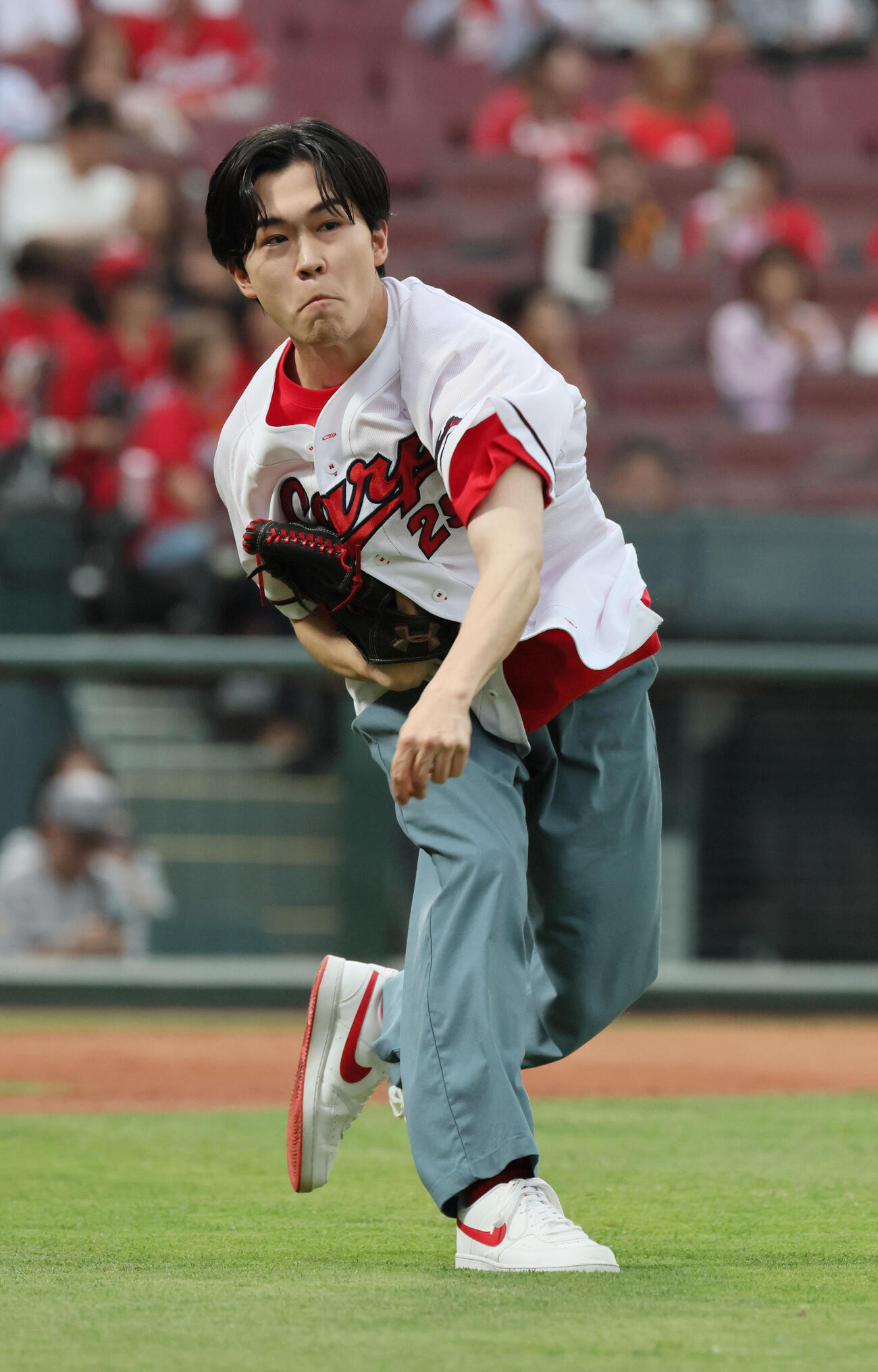 広島対巨人始球式の練習をする鈴木福（撮影・加藤孝規）