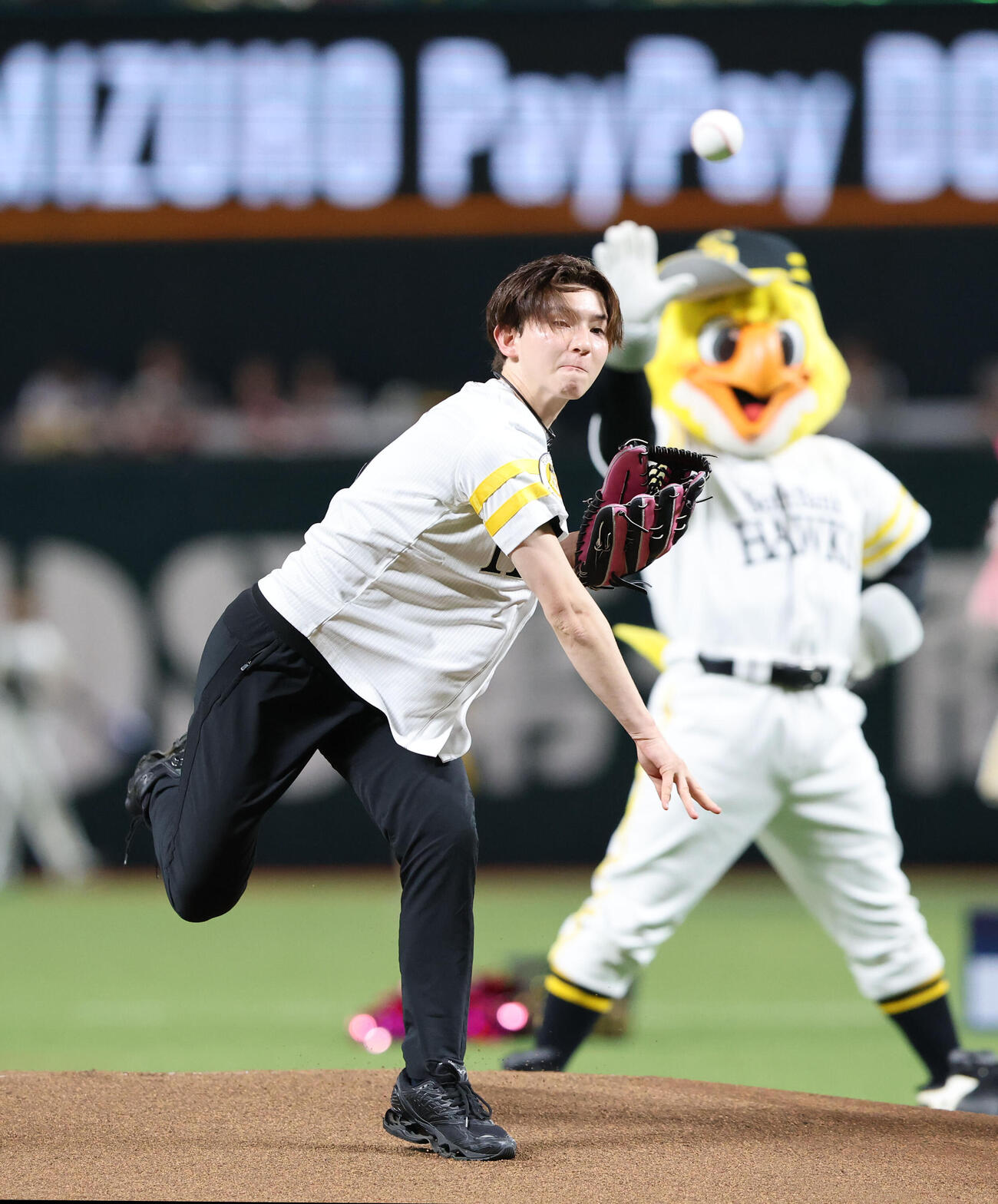 ソフトバンク対オリックス　セレモニアルピッチで見事な投球を見せた中田璃士（撮影・梅根麻紀）