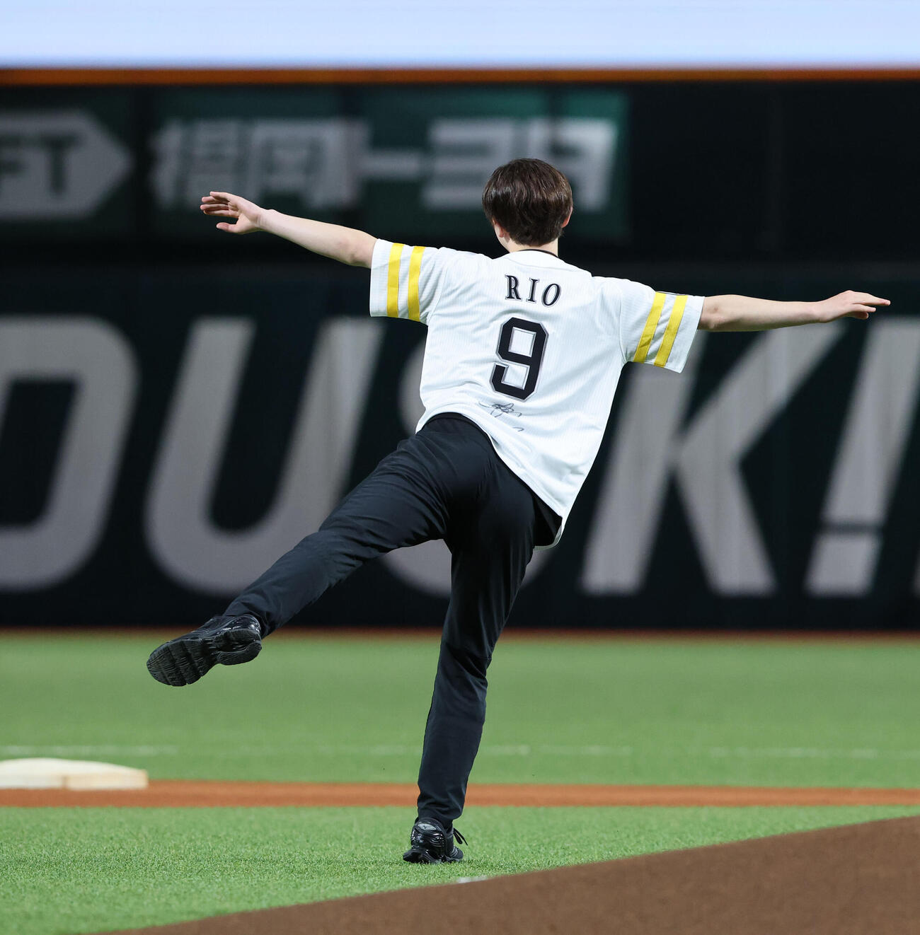 ソフトバンク対オリックス　投球前に華麗なジャンプを見せた中田璃士（撮影・梅根麻紀）