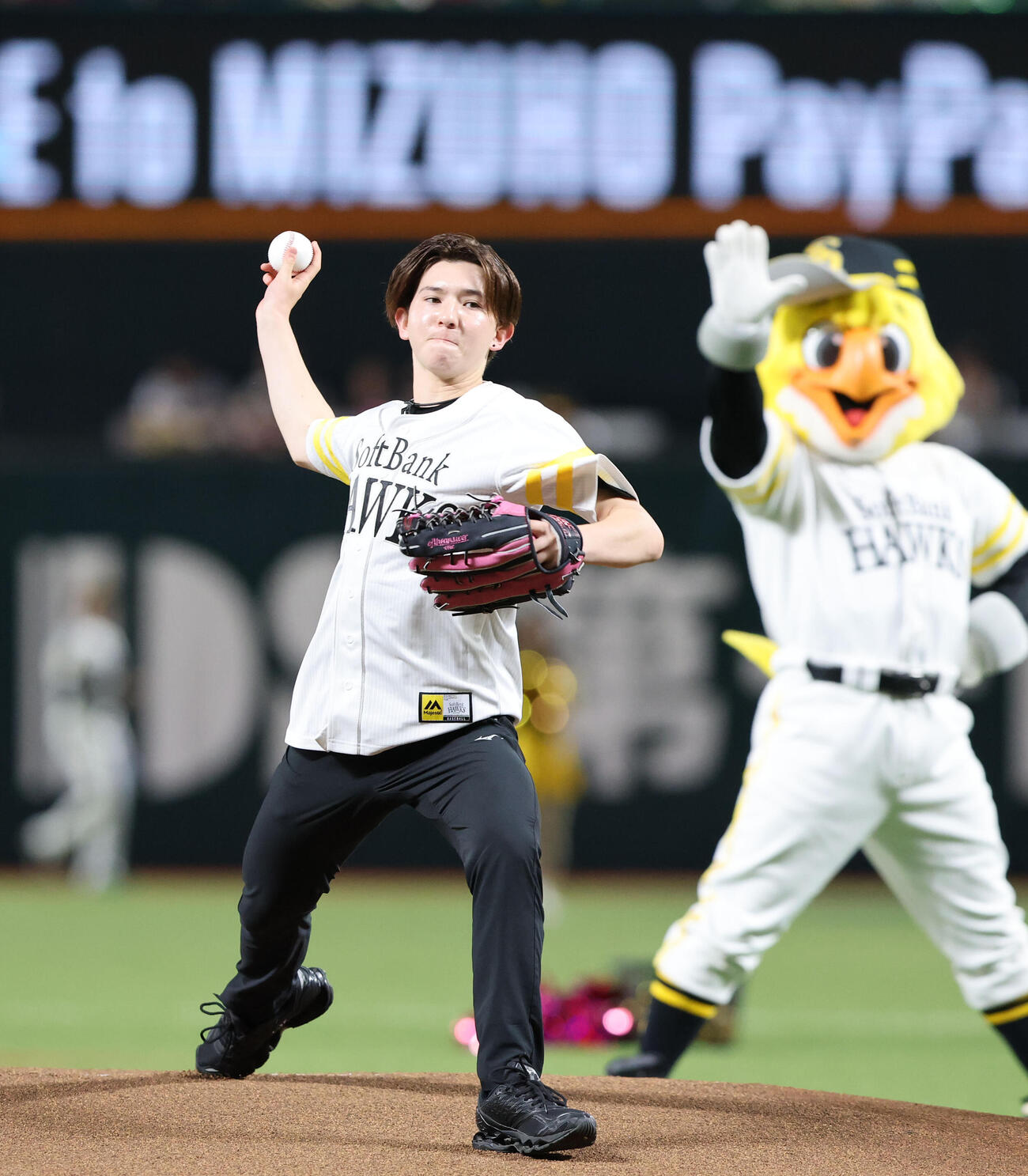 ソフトバンク対オリックス　セレモニアルピッチで見事な投球を見せた中田璃士（撮影・梅根麻紀）