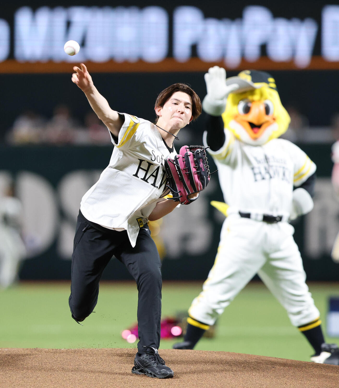 ソフトバンク対オリックス　セレモニアルピッチで見事な投球を見せた中田璃士（撮影・梅根麻紀）