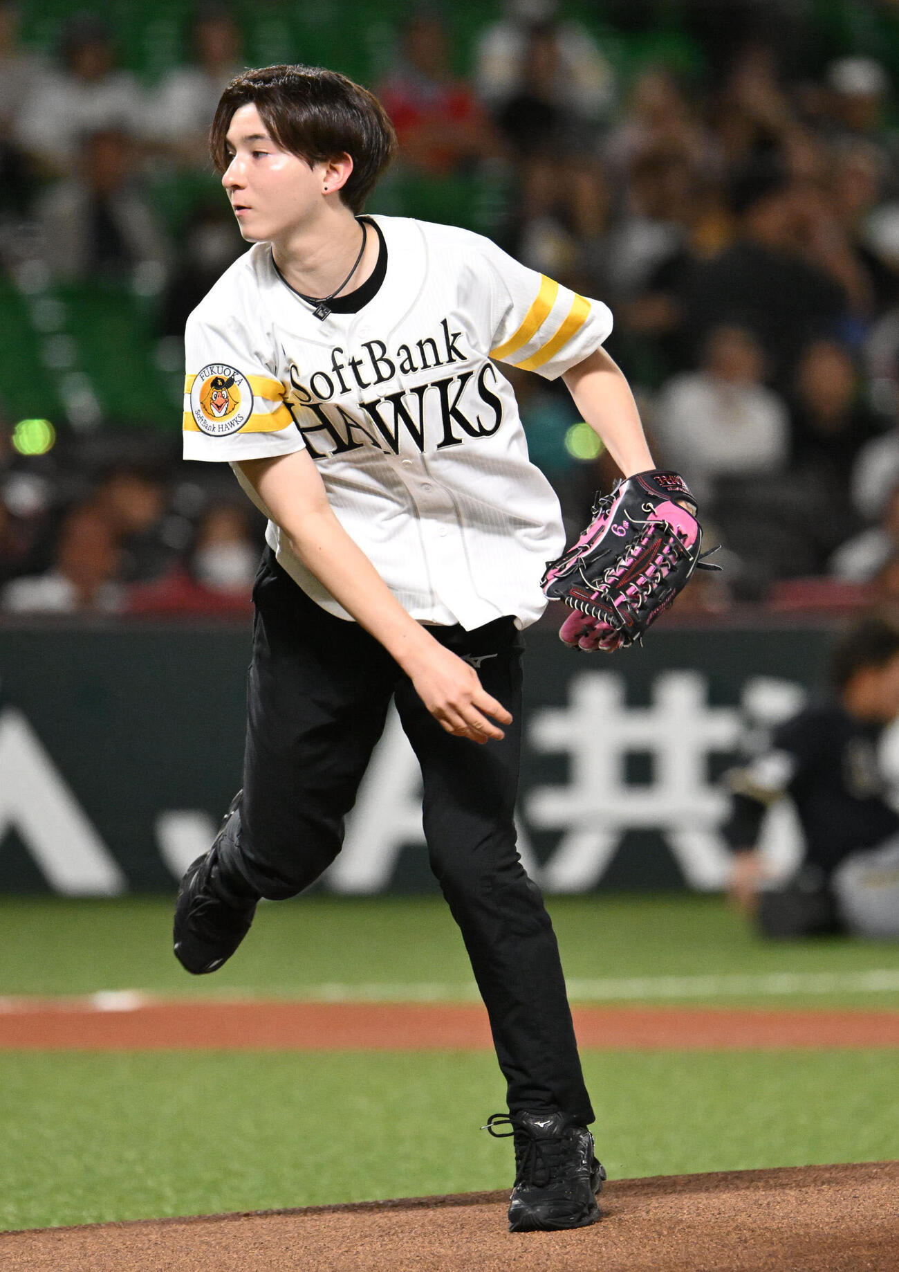 ソフトバンク対オリックス　セレモニアルピッチでボールを投げるフィギュアスケートの中田璃士（撮影・林敢治）