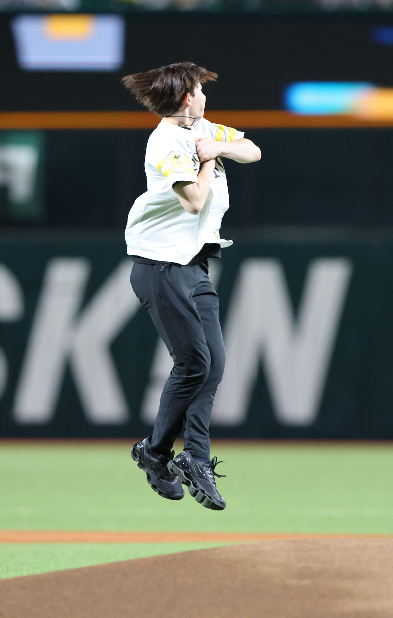 ソフトバンク対オリックス　投球前に華麗なジャンプを見せた中田璃士（撮影・梅根麻紀）