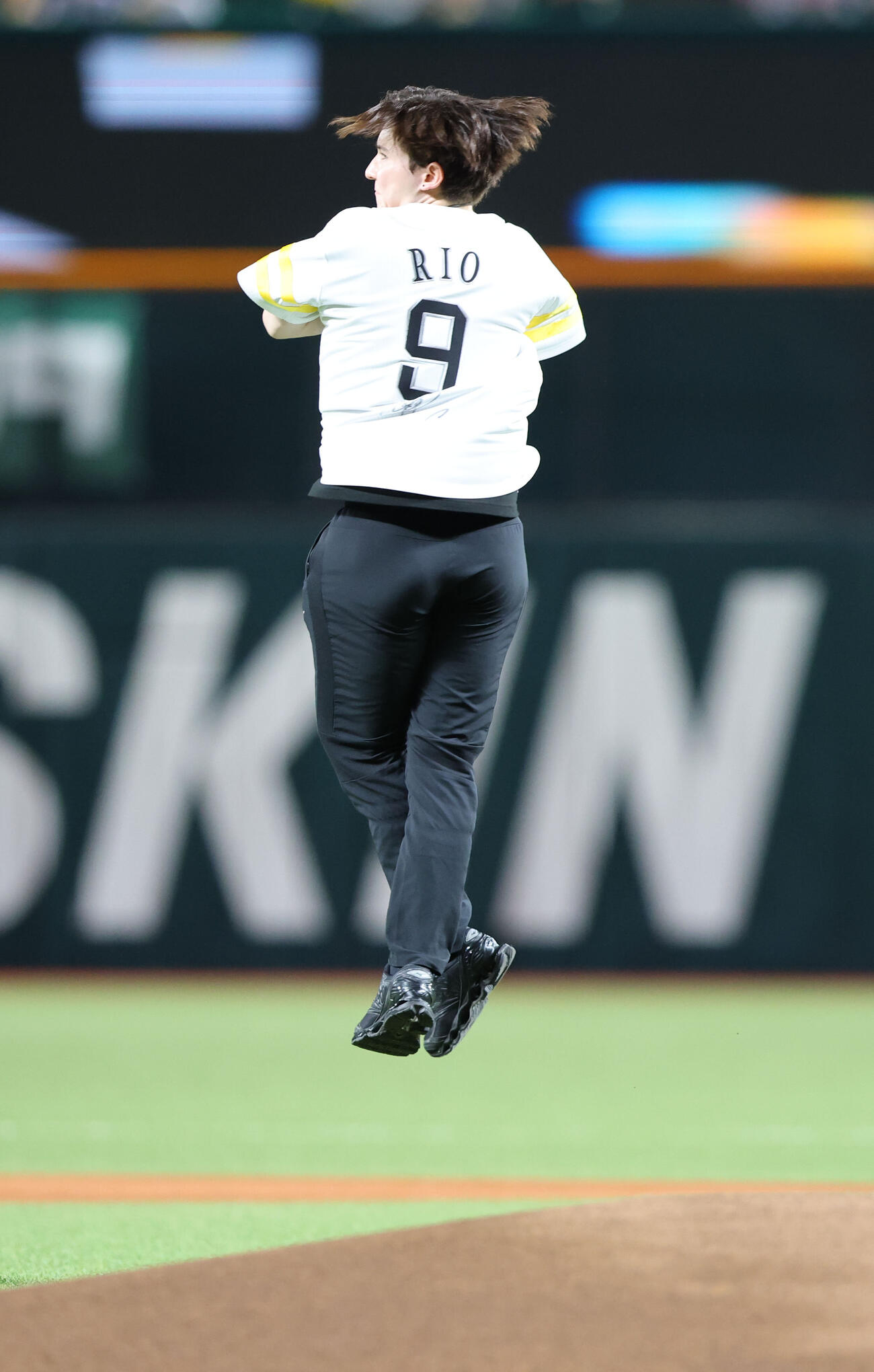 ソフトバンク対オリックス　投球前に華麗なジャンプを見せた中田璃士（撮影・梅根麻紀）