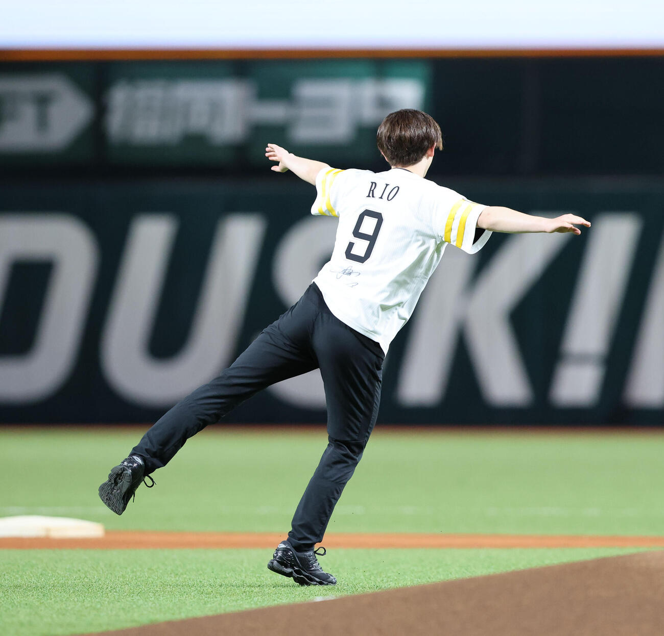ソフトバンク対オリックス　投球前に華麗なジャンプを見せた中田璃士（撮影・梅根麻紀）