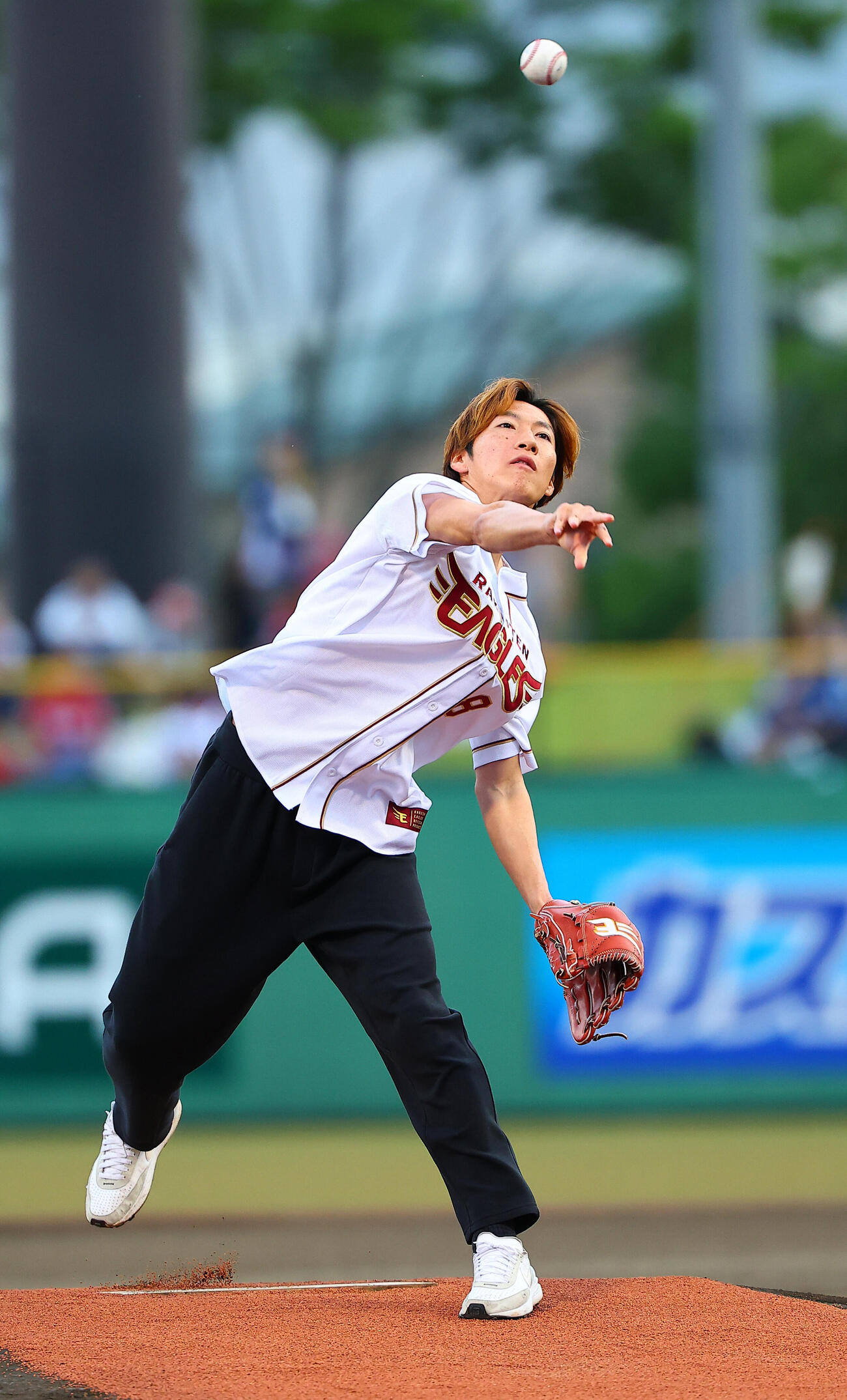 楽天対西武　セレモニアルピッチを行うJ2山形の土居聖真（撮影・野上伸悟）