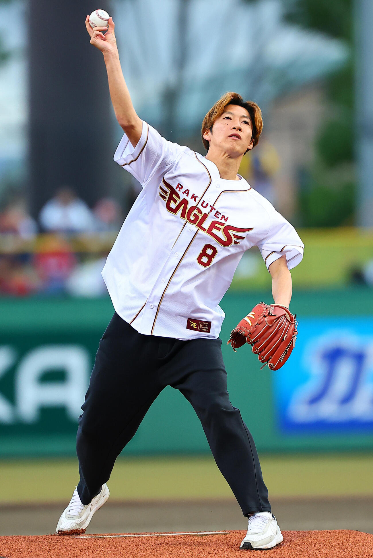 楽天対西武　セレモニアルピッチを行うJ2山形の土居聖真（撮影・野上伸悟）