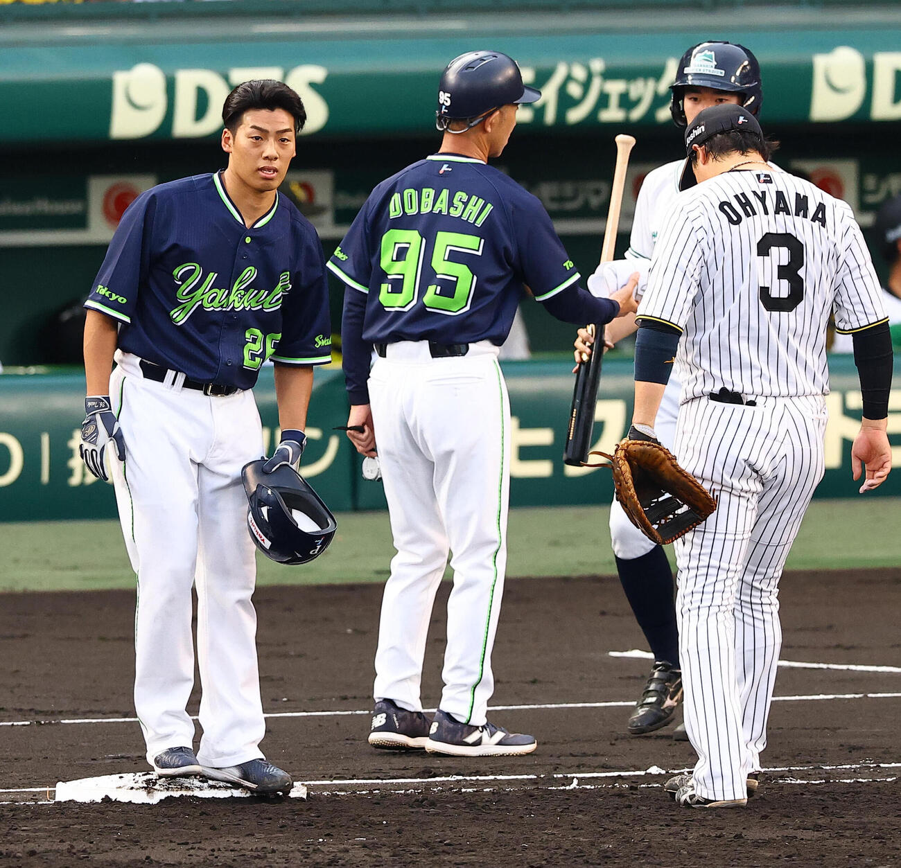 阪神対ヤクルト　2回表ヤクルト2死一塁、危険スイングで警告を受けた山野太一はヘルメットをぬいで謝る（撮影・上田博志)