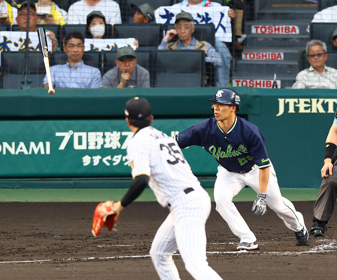 阪神対ヤクルト　2回表ヤクルト2死一塁、山野太一は振り逃げで出塁するも危険スイングで警告を受ける（撮影・上田博志)