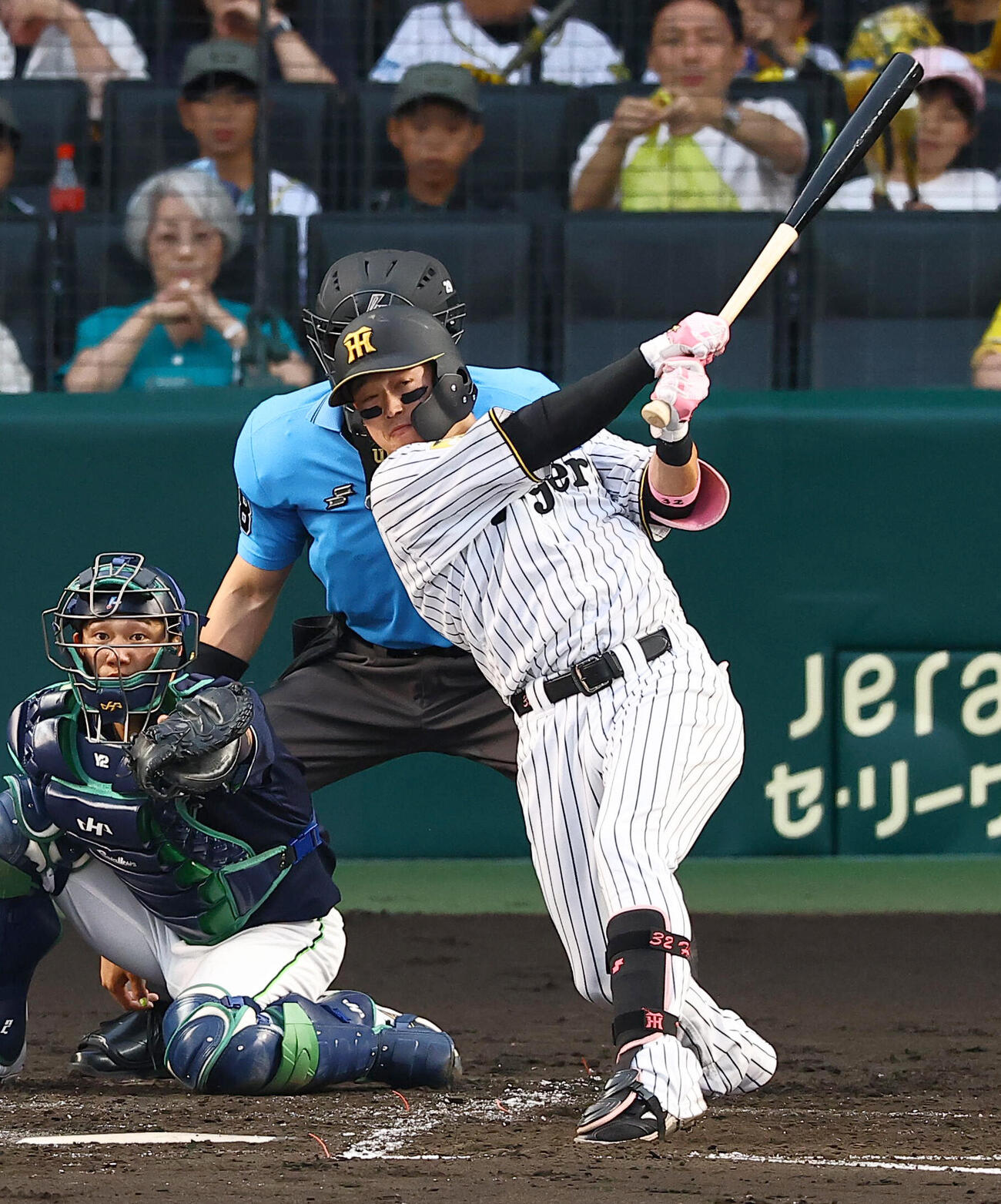 阪神対ヤクルト　2回裏阪神1死一塁、左前打を放つ浜田太貴（撮影・上田博志)