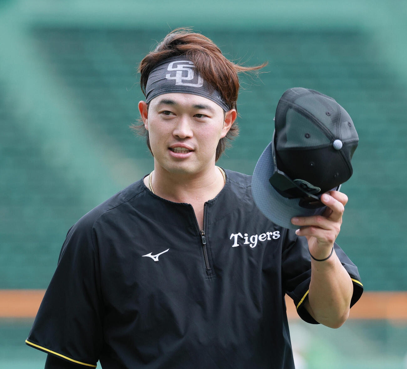 阪神対ヤクルト　試合前、ヤクルトの選手たちにあいさつする阪神浜田太貴（撮影・上山淳一）