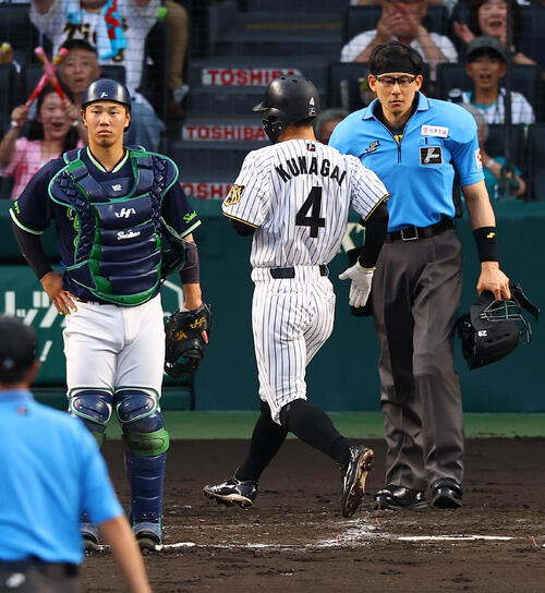 【阪神】ボール転々する間に1点!相手失策のスキに先制 ヤクルト右翼手モンテルが悪送球 - プロ野球 : 日刊スポーツ