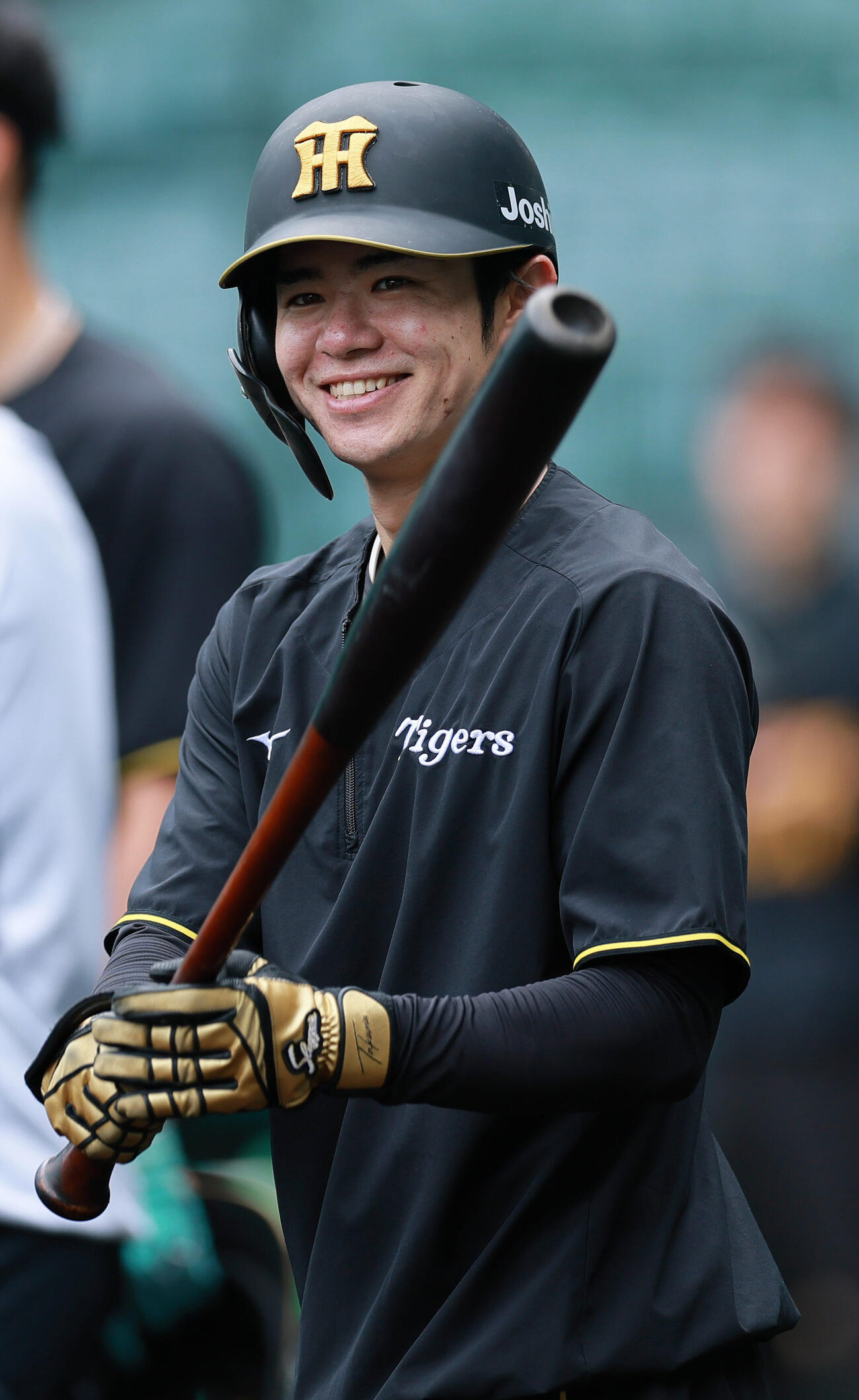 阪神対ヤクルト　試合前の練習でリラックスした表情を見せる阪神中野拓夢（撮影・上山淳一）