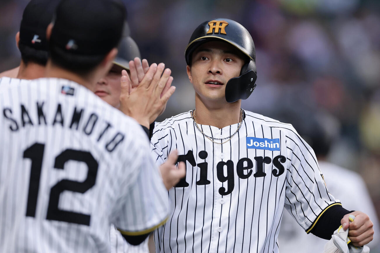 阪神対ヤクルト　2回裏阪神1死一、二塁、梅野隆太郎の右飛と相手守備が乱れる間に生還した二走熊谷敬宥（右）（撮影・前田充）