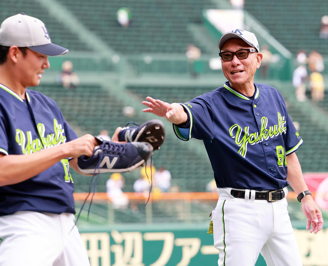 阪神対ヤクルト　試合前の練習で奥川恭伸（手前）と笑顔で話すヤクルト池山隆寛監督（撮影・上山淳一）
