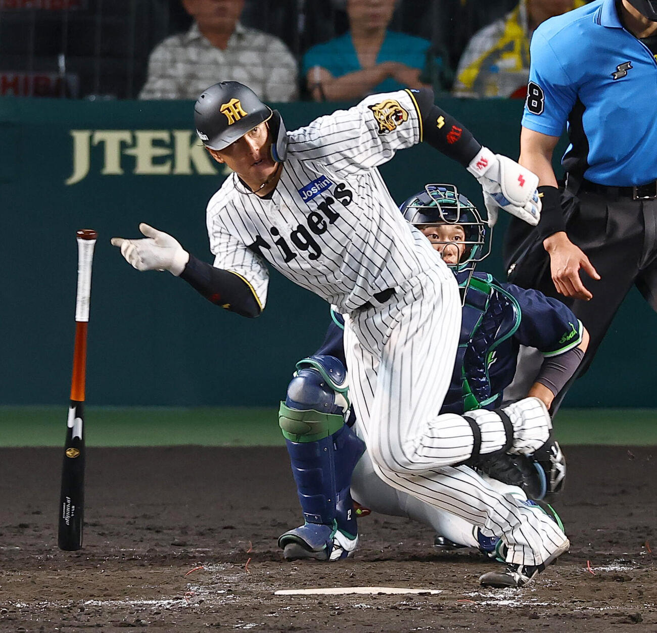 阪神対ヤクルト　4回裏阪神無死、梅野隆太郎は二塁打を放つ（撮影・上田博志)