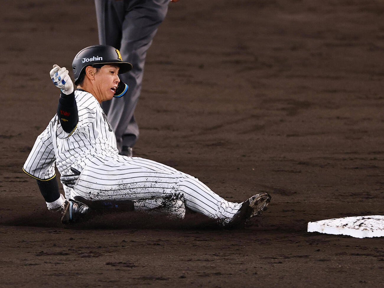 阪神対ヤクルト　4回裏阪神無死、梅野隆太郎は二塁打を放つ（撮影・上田博志)