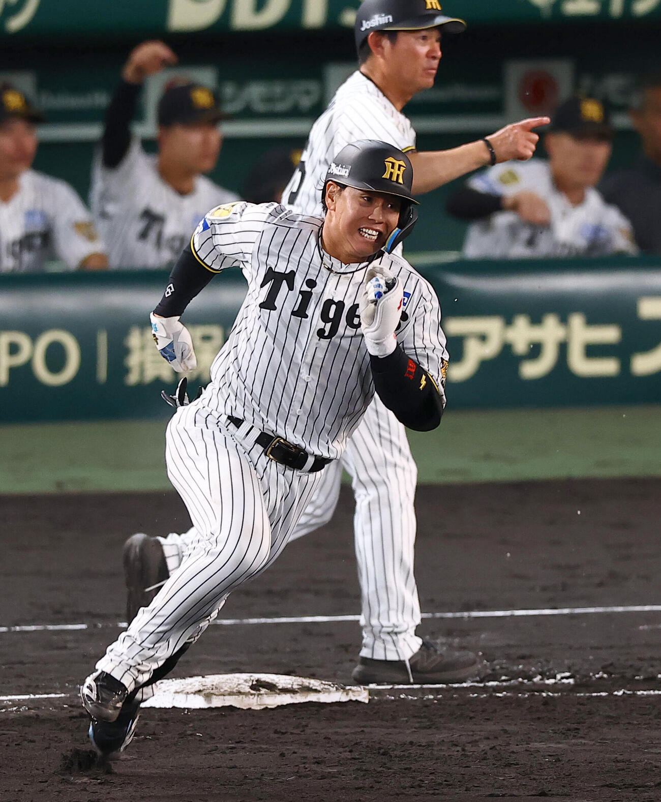阪神対ヤクルト　4回裏阪神無死、梅野隆太郎は二塁打を放つ（撮影・上田博志)