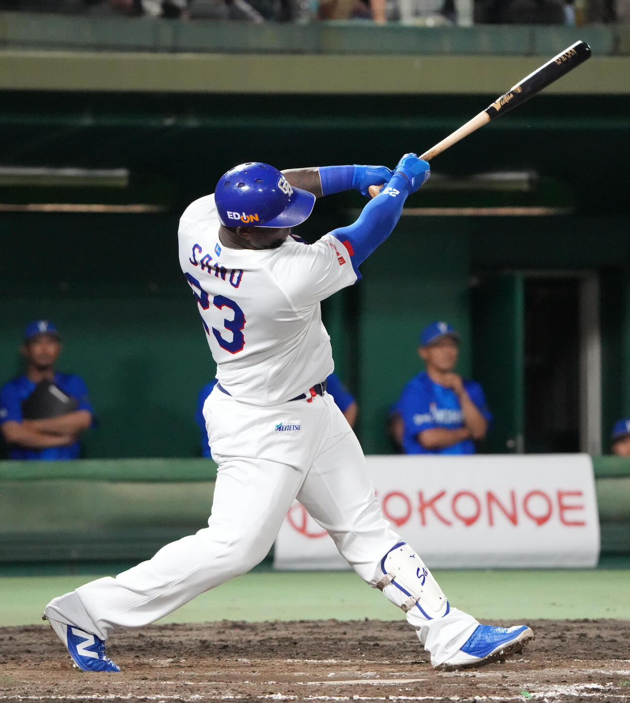 中日対DeNA 5回裏中日2死二塁、2点本塁打を放つミゲル・サノー（撮影・森本幸一）