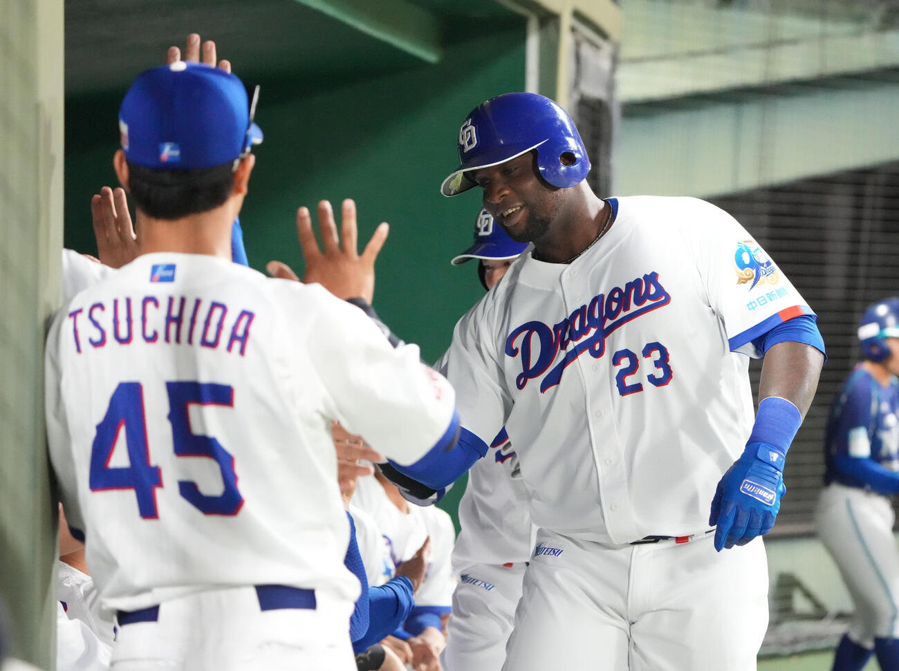 中日対DeNA 5回裏中日2死二塁、ミゲル・サノー（右）は2点本塁打を放ちナインとタッチを交わす（撮影・森本幸一）