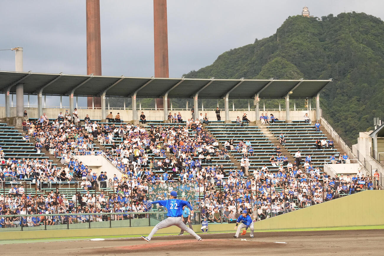 中日対DeNA 1回裏、岐阜城が見えるぎふしん長良川球場で登板するDeNA先発の入江大生（撮影・森本幸一）