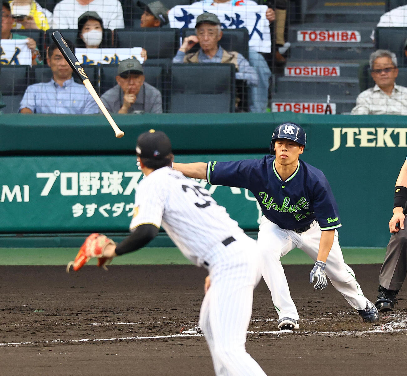阪神対ヤクルト　2回表ヤクルト2死一塁、山野太一は振り逃げで出塁するも危険スイングで警告を受ける（撮影・上田博志)