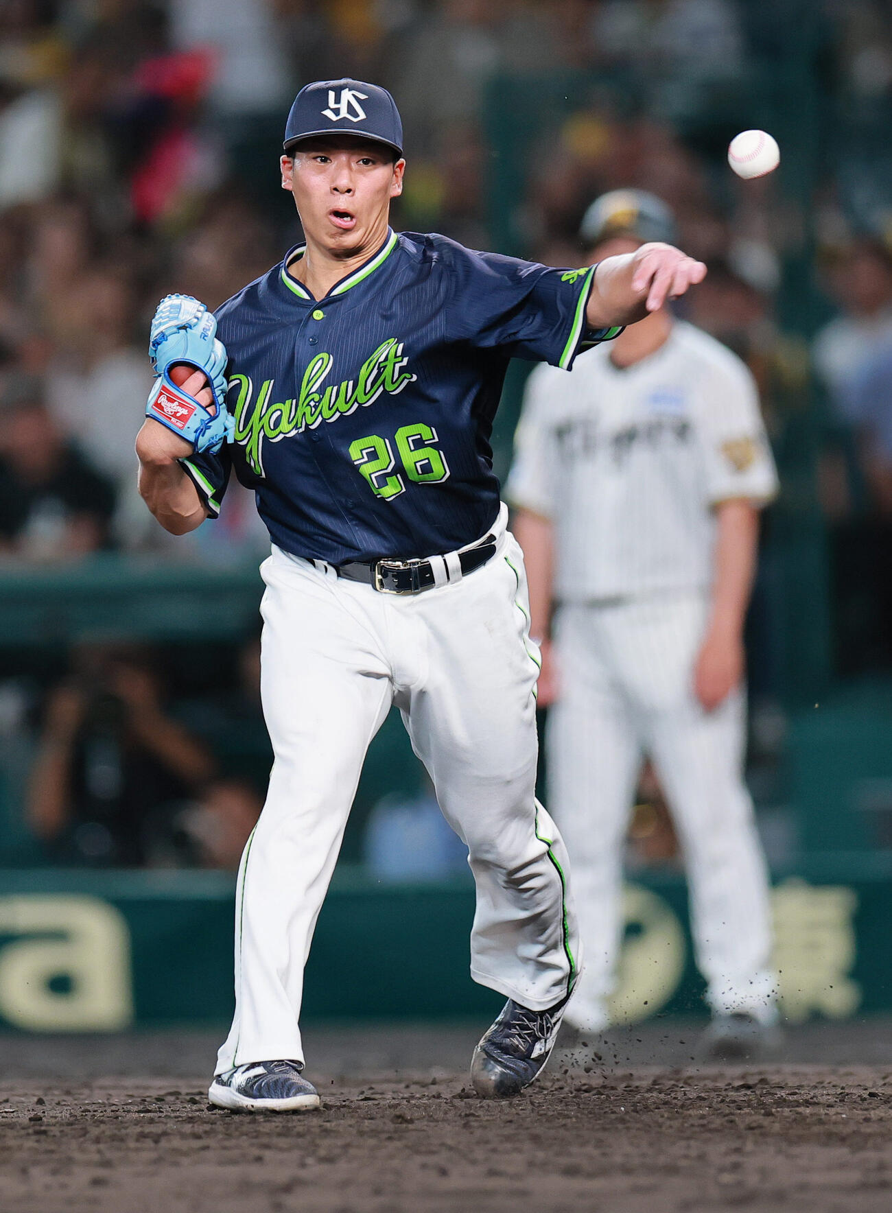 阪神対ヤクルト　5回裏阪神無死二塁、山野太一は才木浩人のバントで二走梅野隆太郎を三塁でアウトにする（撮影・上山淳一）