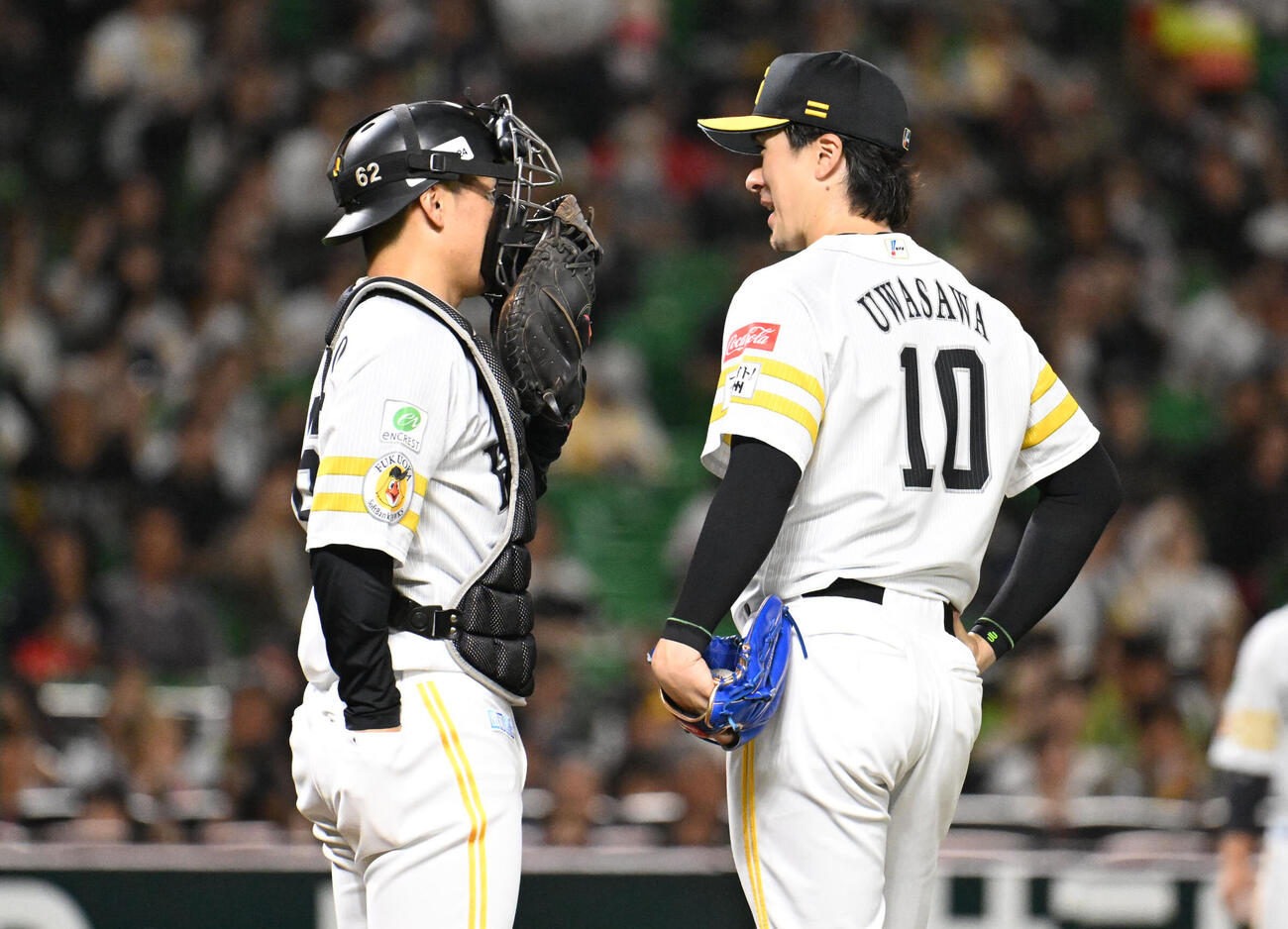 ソフトバンク対オリックス　4回表オリックス1死二塁、マウンド上で話す上沢直之（右）と海野隆司（撮影・林敢治）