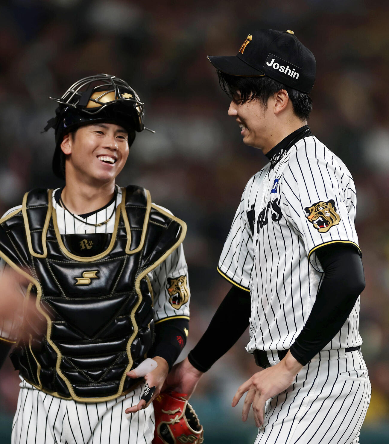 阪神対ヤクルト　6回表のヤクルト打線を抑え、笑顔で梅野隆太郎（左）とタッチを交わす阪神才木浩人（撮影・前田充）