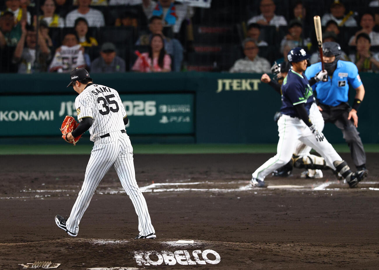 阪神対ヤクルト　6回表ヤクルト2死一、三塁、松下歩叶から三振を奪い雄たけびを上げる才木浩人（撮影・上田博志)