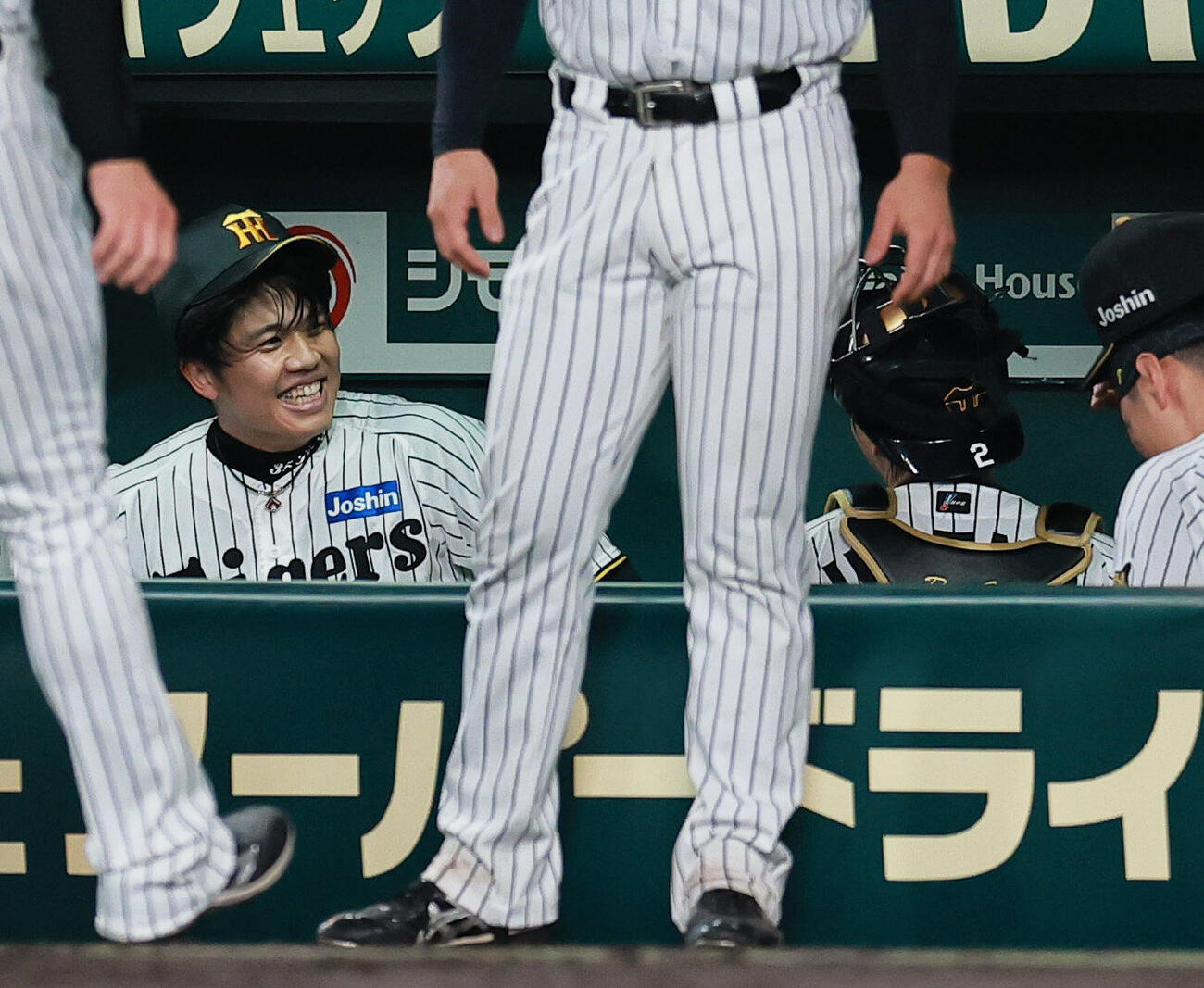 阪神対ヤクルト　6回表ヤクルト2死一、三塁、才木浩人（左）は松下歩叶を空振り三振に仕留めベンチで笑顔を見せる（撮影・上山淳一）