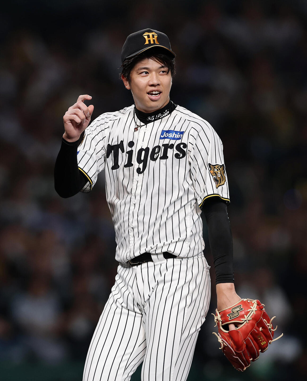 阪神対ヤクルト　4回表を投げ終え笑顔を見せる阪神才木浩人（撮影・前田充）