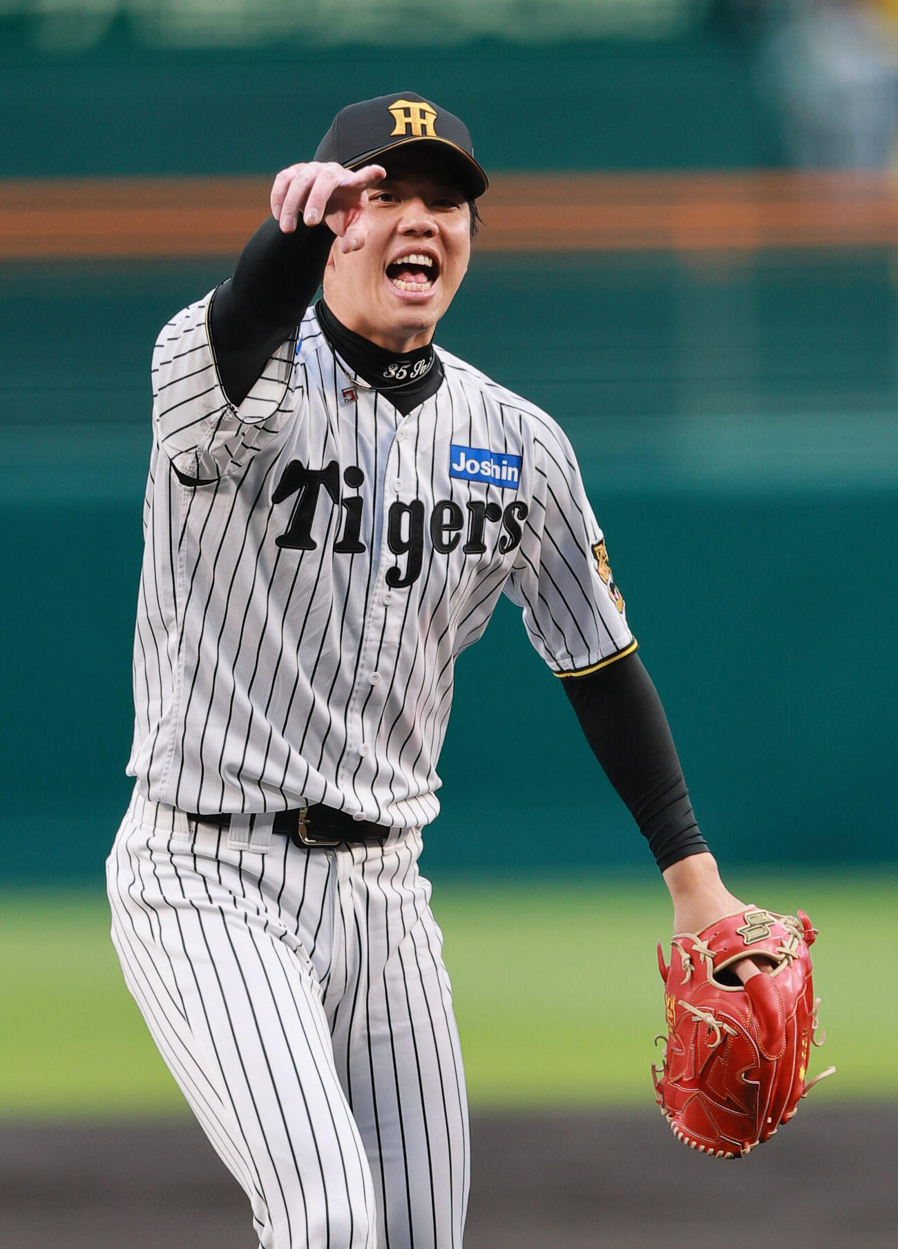 阪神対ヤクルト　2回表ヤクルト2死一塁、声を出す才木浩人（撮影・上山淳一）
