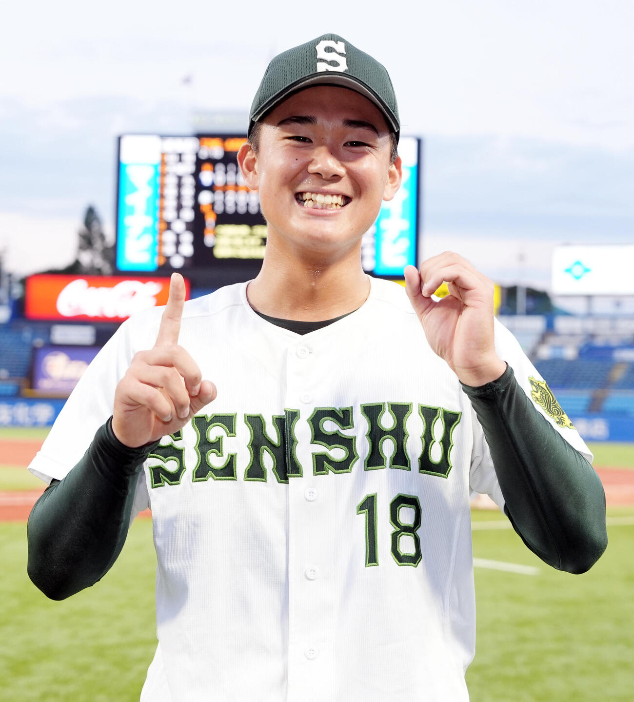 東洋大対専大　10奪三振で東洋大に勝利した専大・梅沢翔大は10の文字を手で作る（撮影・小島史椰）
