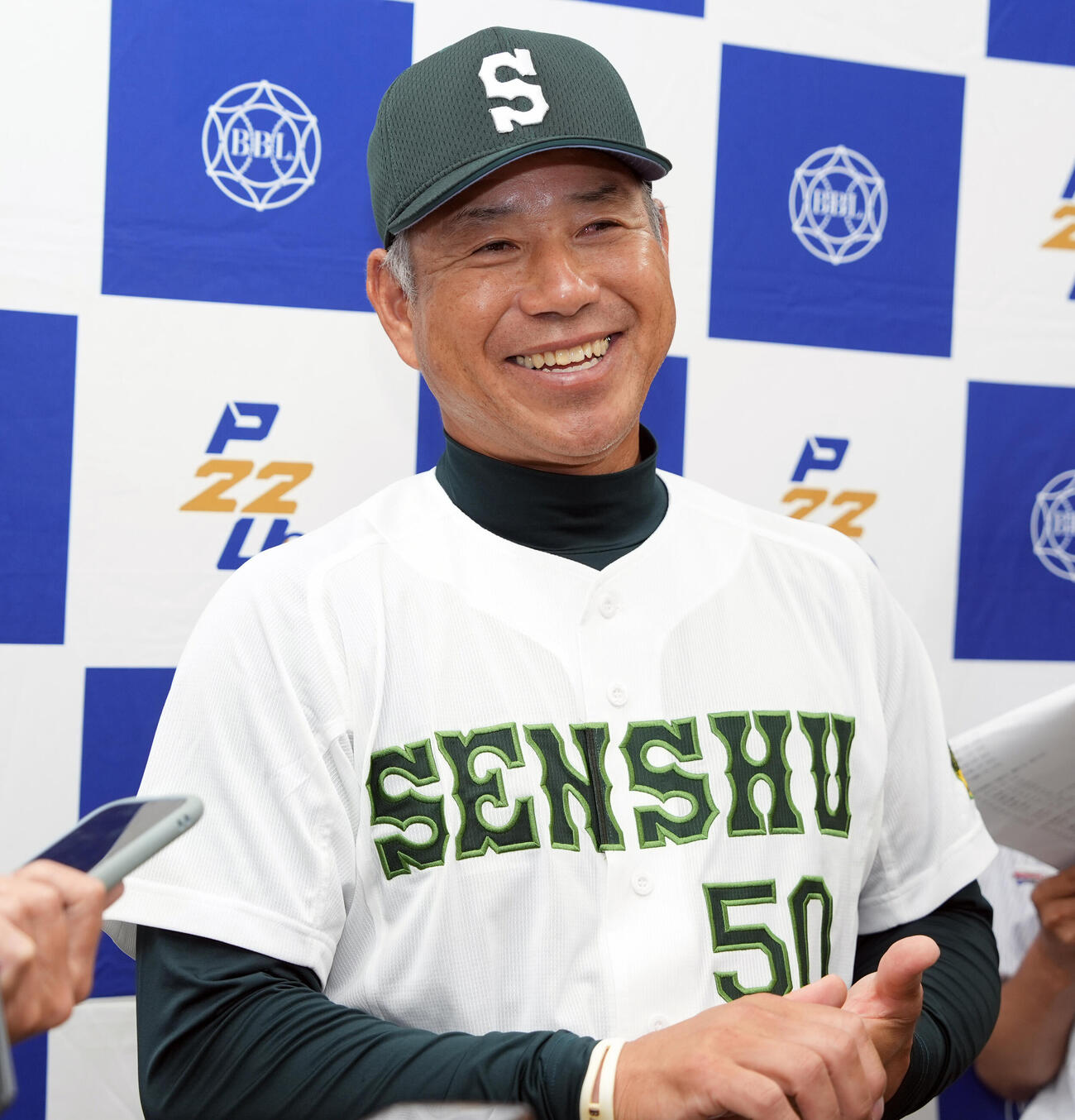 東洋大対専大　東洋大に勝利し囲み取材で笑顔を見せる専大・町田公二郎監督（撮影・小島史椰）