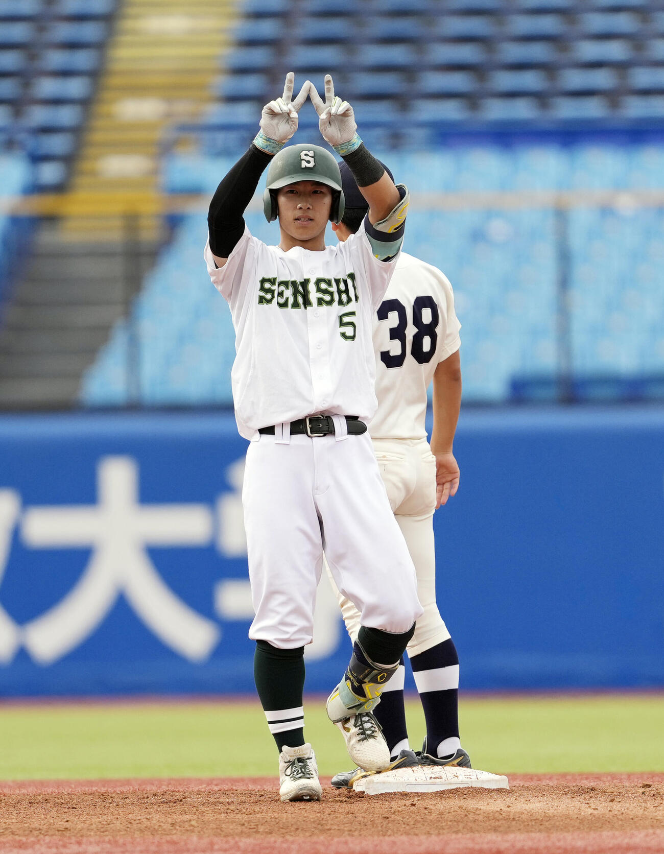 東洋大対専大　1回裏専大1死二塁、先制適時二塁打を放ちポーズする谷頭太斗（撮影・小島史椰）
