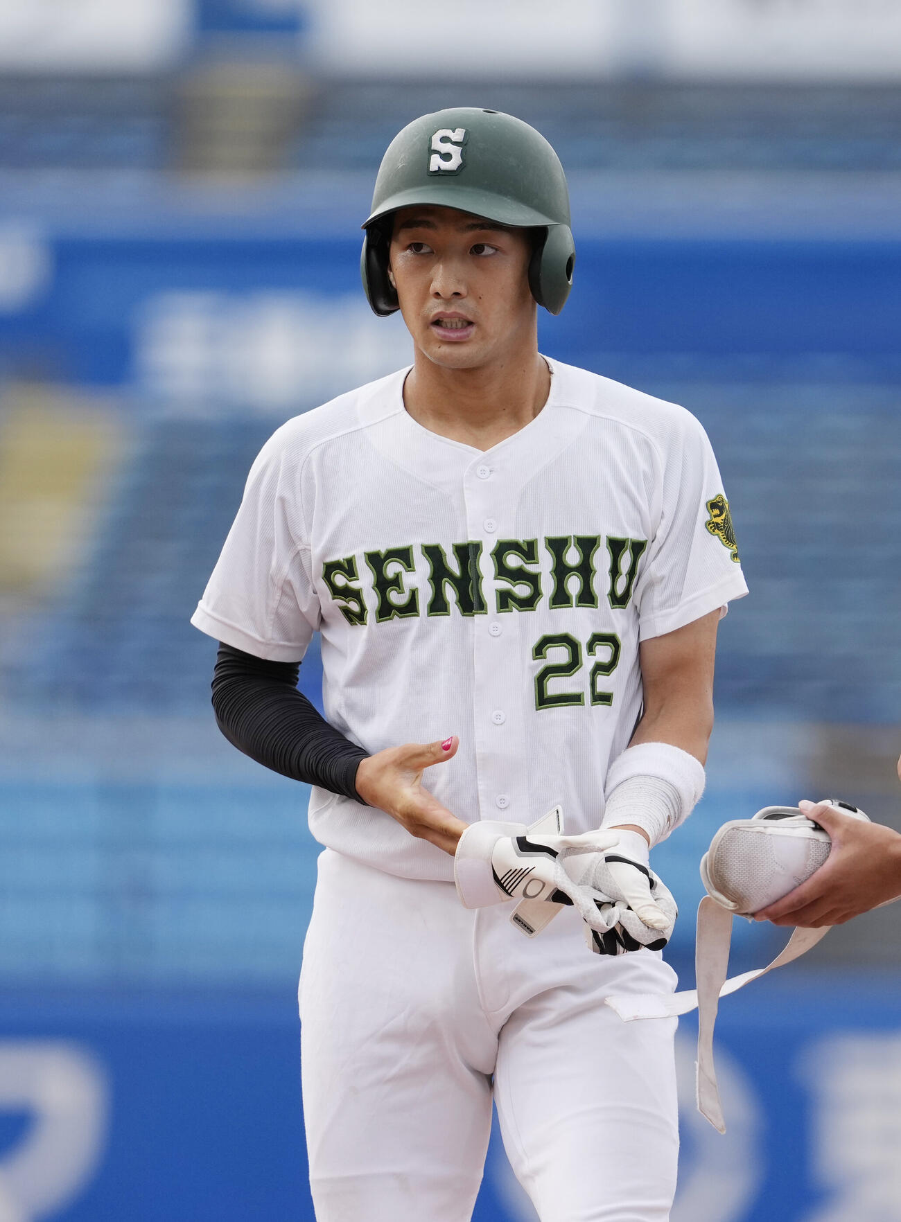 東洋大対専大　2回裏専大1死二、三塁、2点適時打を放ち出塁する加藤大悟（撮影・小島史椰）