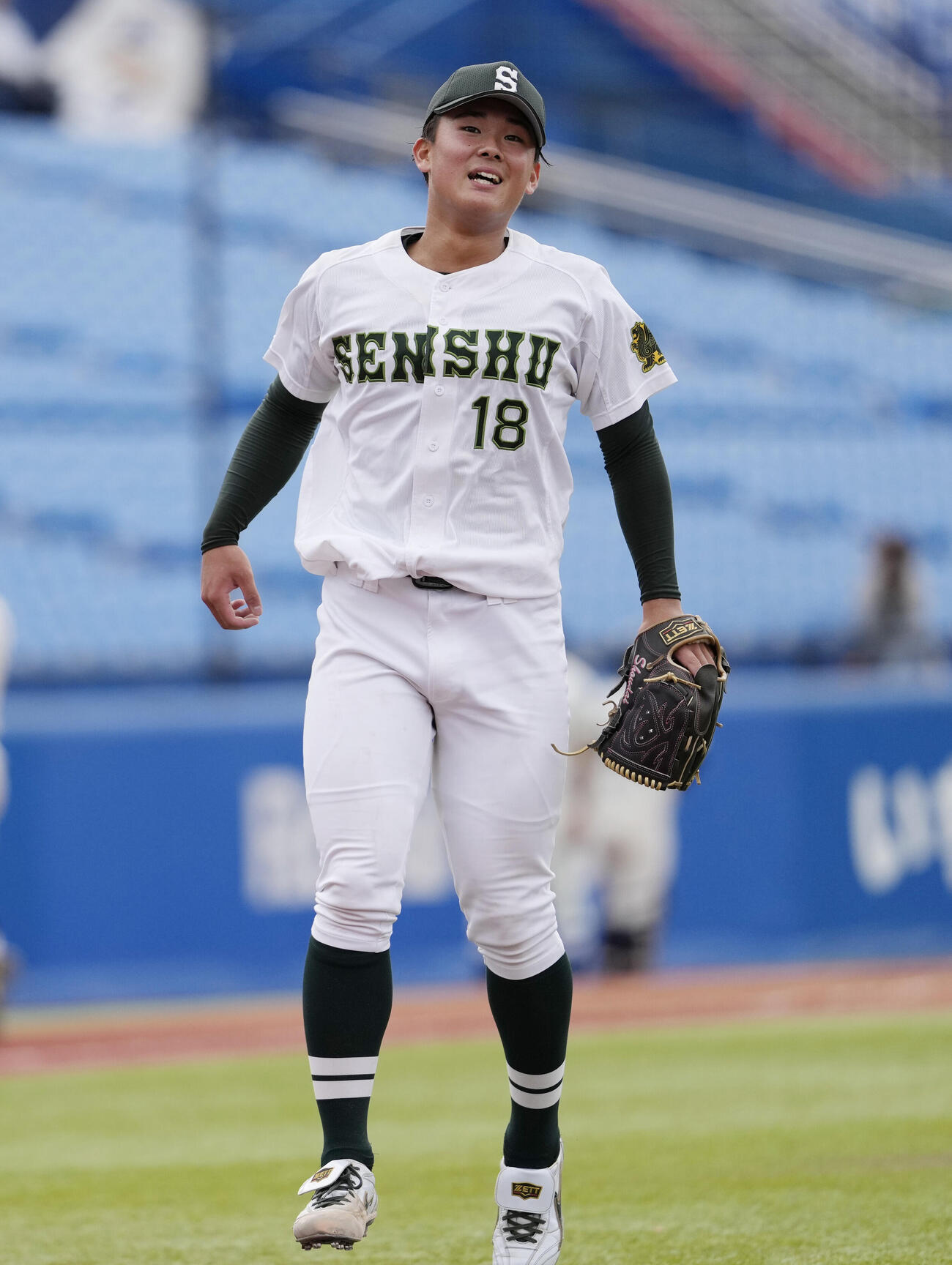 東洋大対専大　4回表東洋大2死三塁、山内教輔から空振り三振を奪い笑顔を見せる梅沢翔大（撮影・小島史椰）