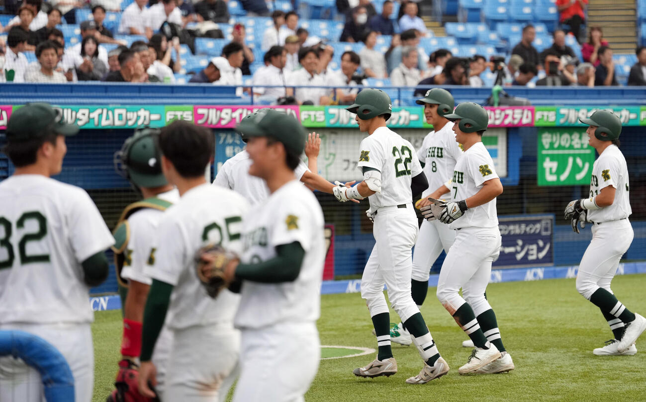 東洋大対専大　6回裏専大2死満塁、満塁本塁打を放ちナインから祝福される加藤大悟（中央）（撮影・小島史椰）
