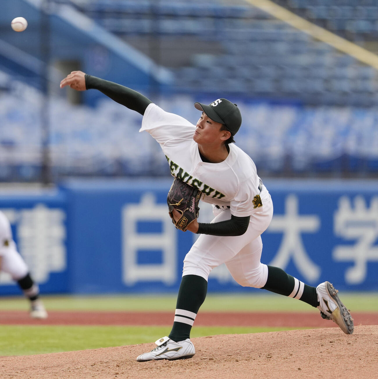 東洋大対専大　力投する先発の専大・梅沢翔大（撮影・小島史椰）