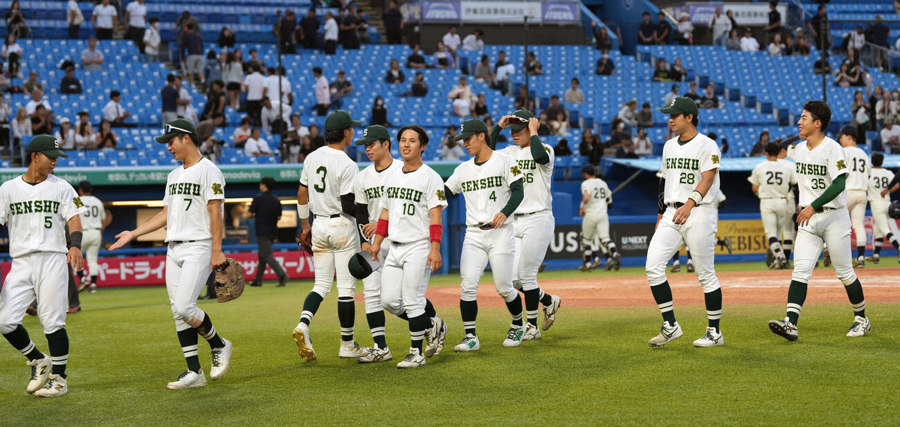 東洋大対専大　東洋大に勝利し笑顔を見せる専大の選手たち（撮影・小島史椰）