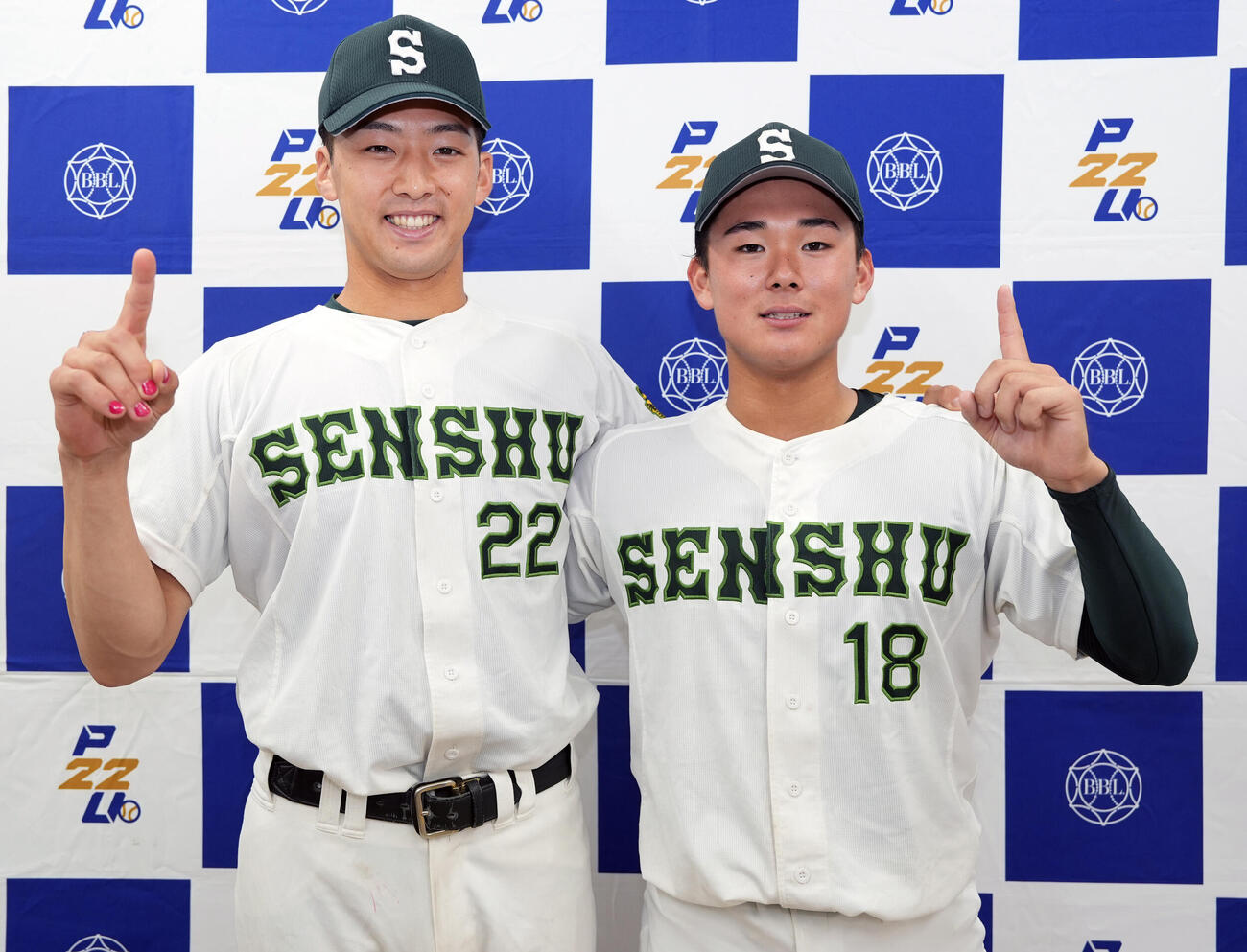 東洋大対専大　東洋大に勝利し写真に納まる専大・加藤大悟（左）と梅沢翔大（撮影・小島史椰）